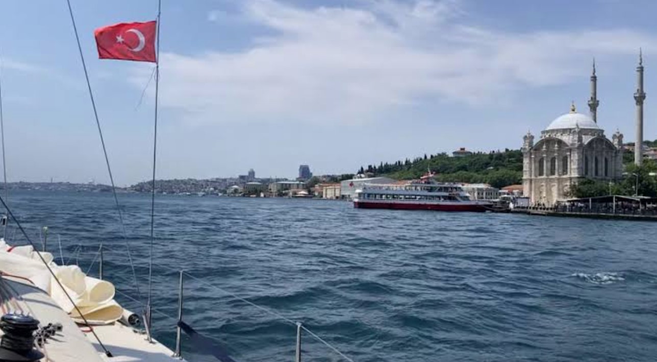 Рух відновлено: Туреччина знову пропускає танкери й контейнеровози до Чорного моря після паузи Рух відновлено: Туреччина знову пропускає танкери й контейнеровози до Чорного моря після паузи